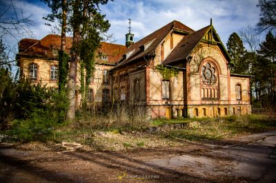 Eine alte Kirche mitten im Nirgendwo